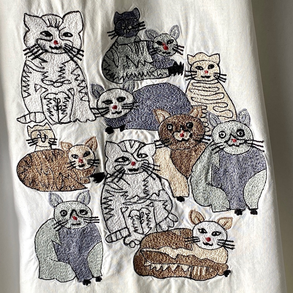 Collared white cotton button down top with embroidered cats motif